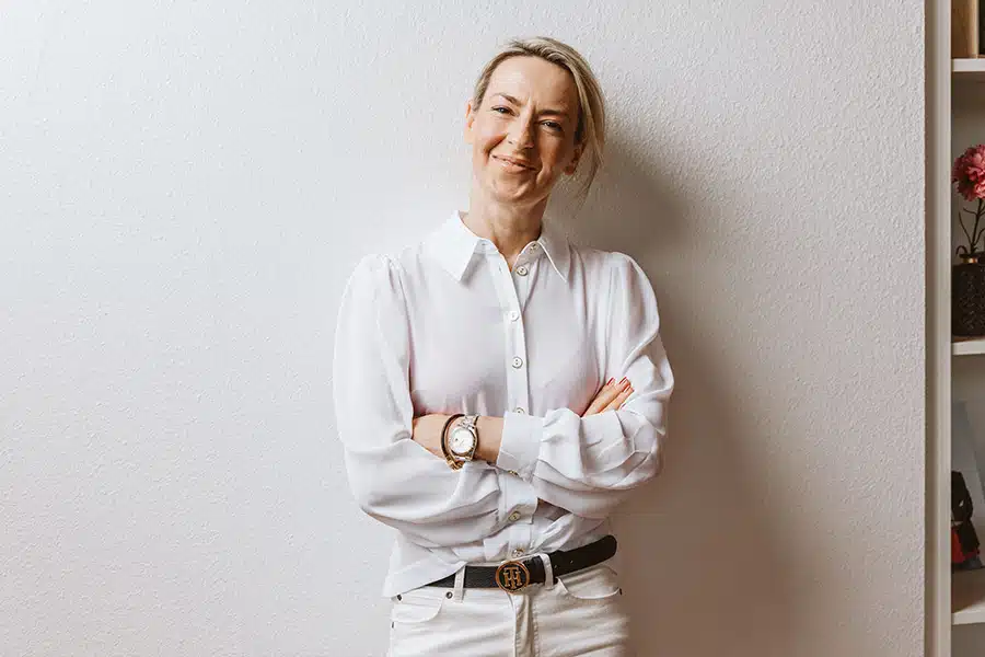 Tanja Basic steht in ihrem Büro