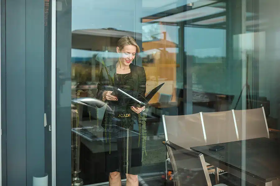 Tanja Basic in Büro