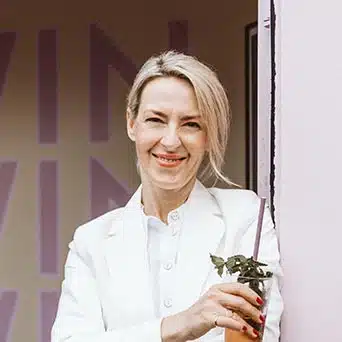 Tanja Basic lächelt freundlich un die Kamera